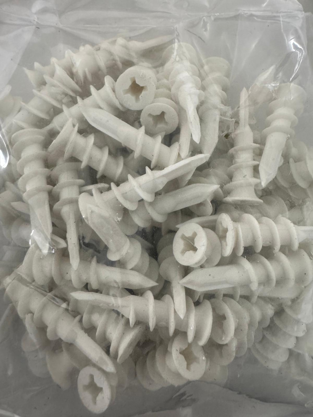 100er-Pack selbstbohrende Rigipsdübel aus Kunststoff – Detail des Grobgewindes