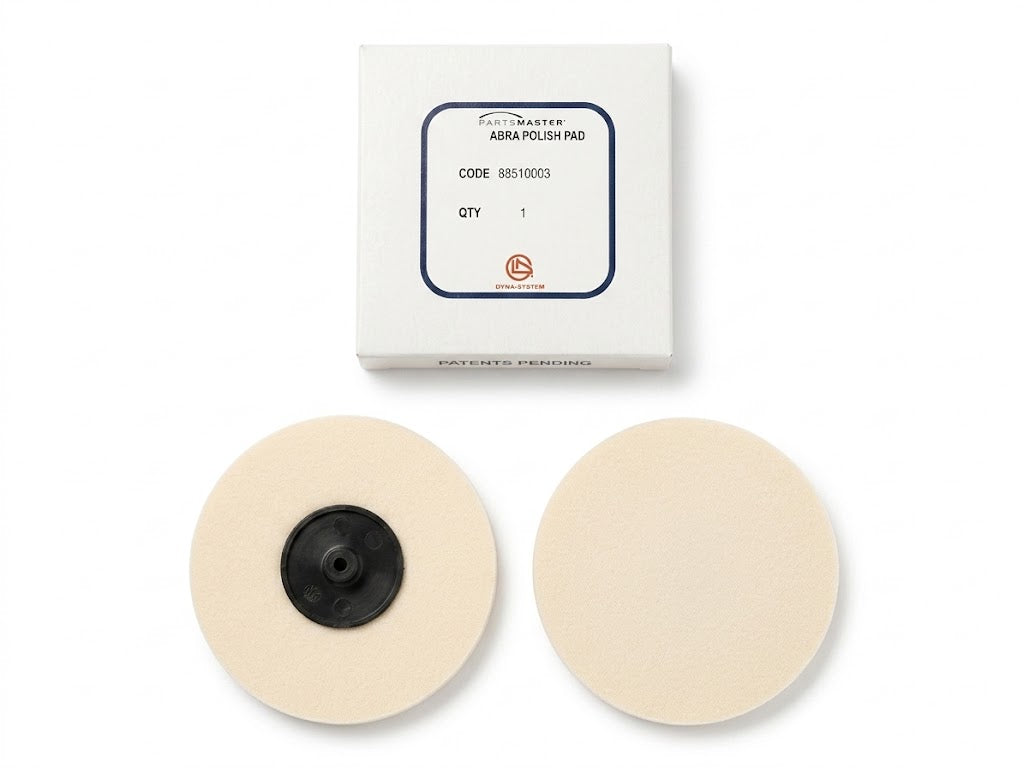 Katalogbild eines Paddlemaster Abra Polierpad-Kits auf reinweißem Hintergrund. Die Oberseite zeigt die Produktverpackung mit dem Etikett. Unten sind zwei Ansichten des beige Polierpads: links die Befestigungsseite mit schwarzer Nabe, rechts die glatte Polierfläche.