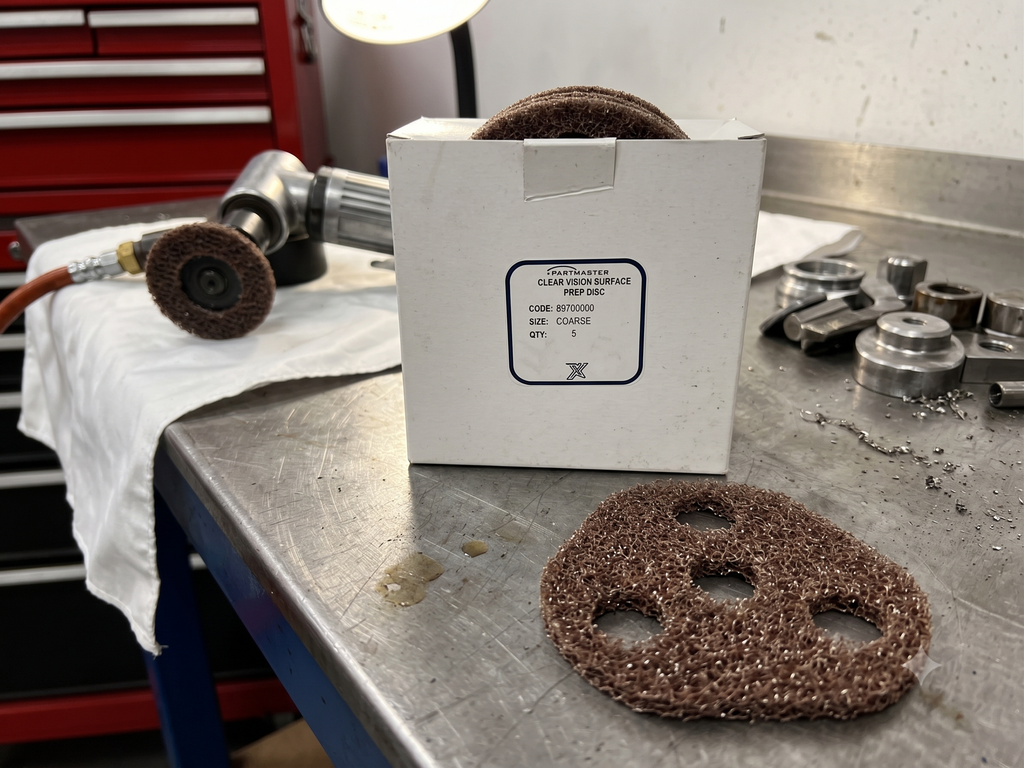 Partsmaster Clear Vision Vliesscheibe Coarse im Werkstatteinsatz mit Druckluft-Schleifer und Metallspänen