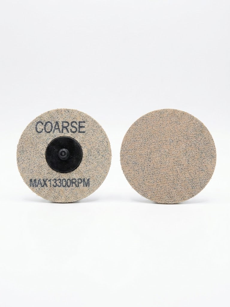 Quick-Change Vliesscheibe COARSE, Vorder- und Rückseite im Vergleich, mit Kunststoffnabe und Prägung MAX13300RPM